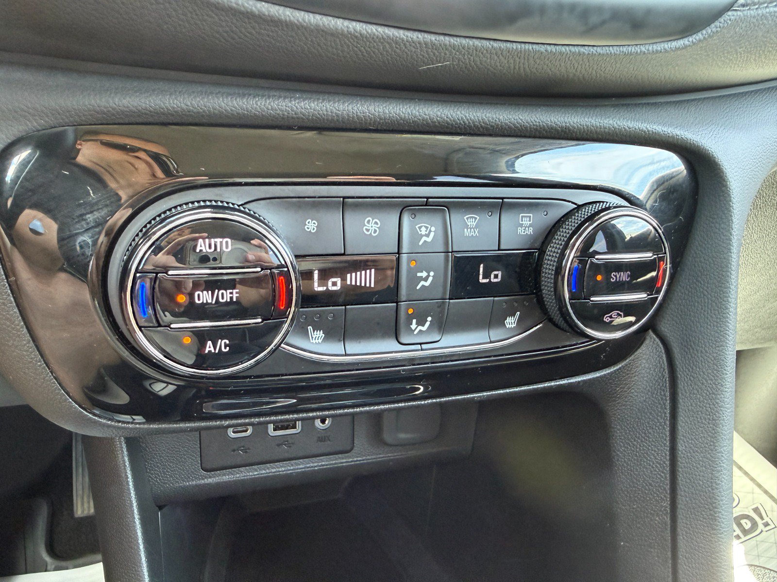 Used 2023 Buick Encore GX Select AWD/4WD image 32