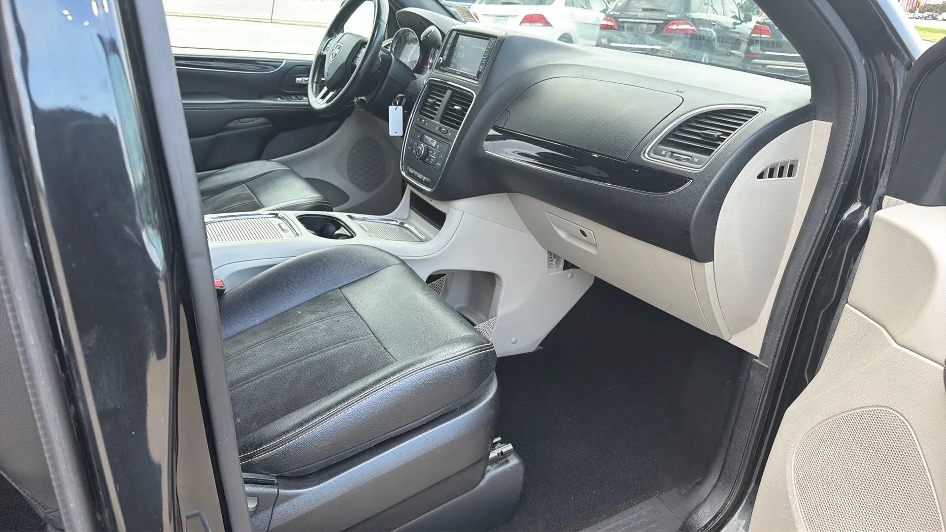 Used 2019 Dodge Grand Caravan SXT w/ Driver Convenience Group FWD image 76