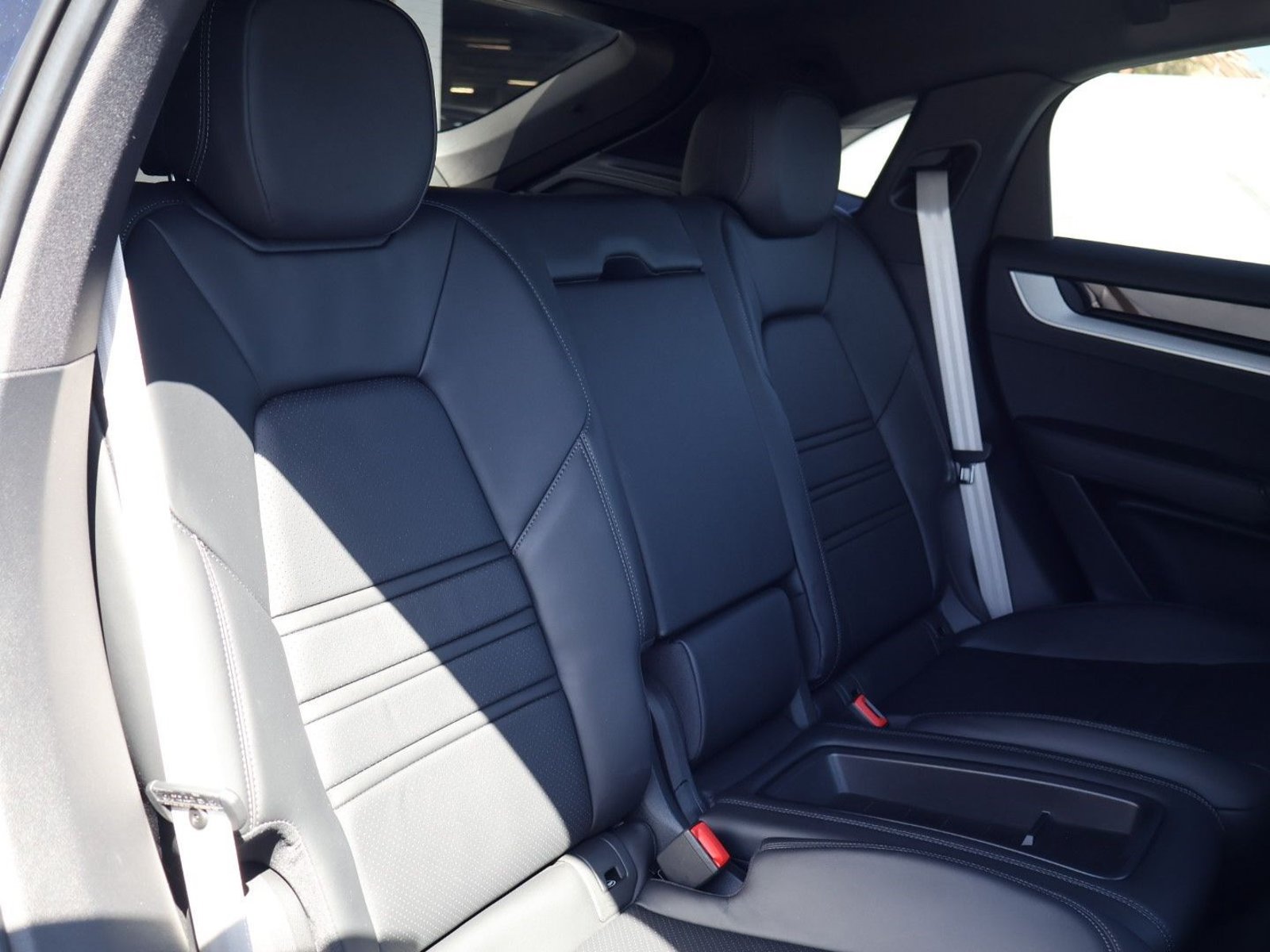 Certified 2024 Porsche Cayenne Coupe AWD/4WD image 22