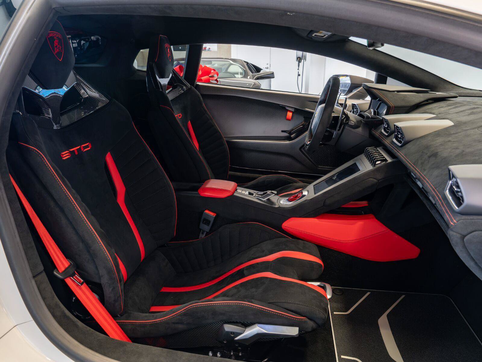 Used 2022 Lamborghini Huracan STO RWD image 88