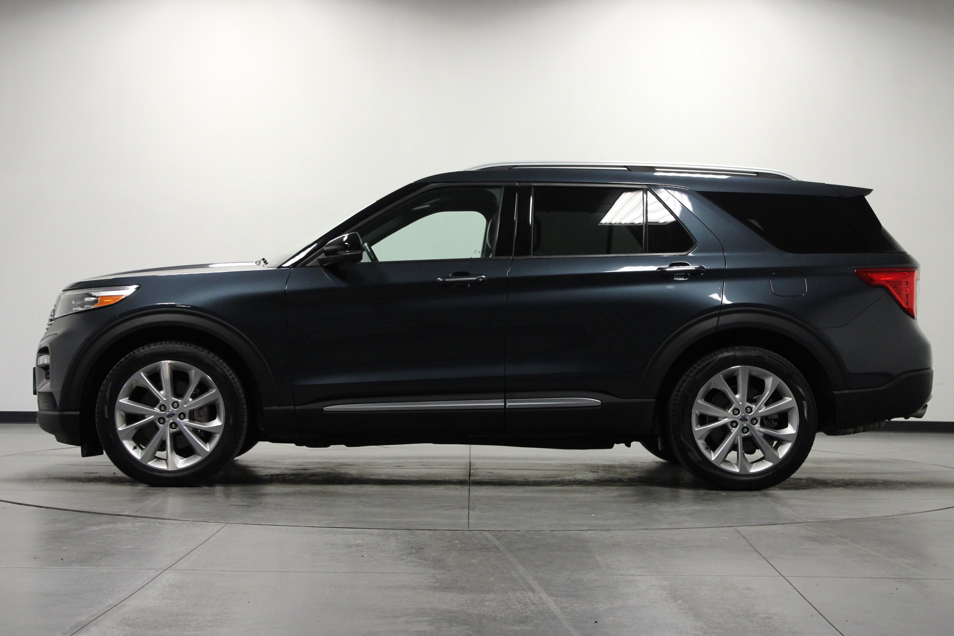 Used 2022 Ford Explorer Platinum w/ Technology Package RWD image 7