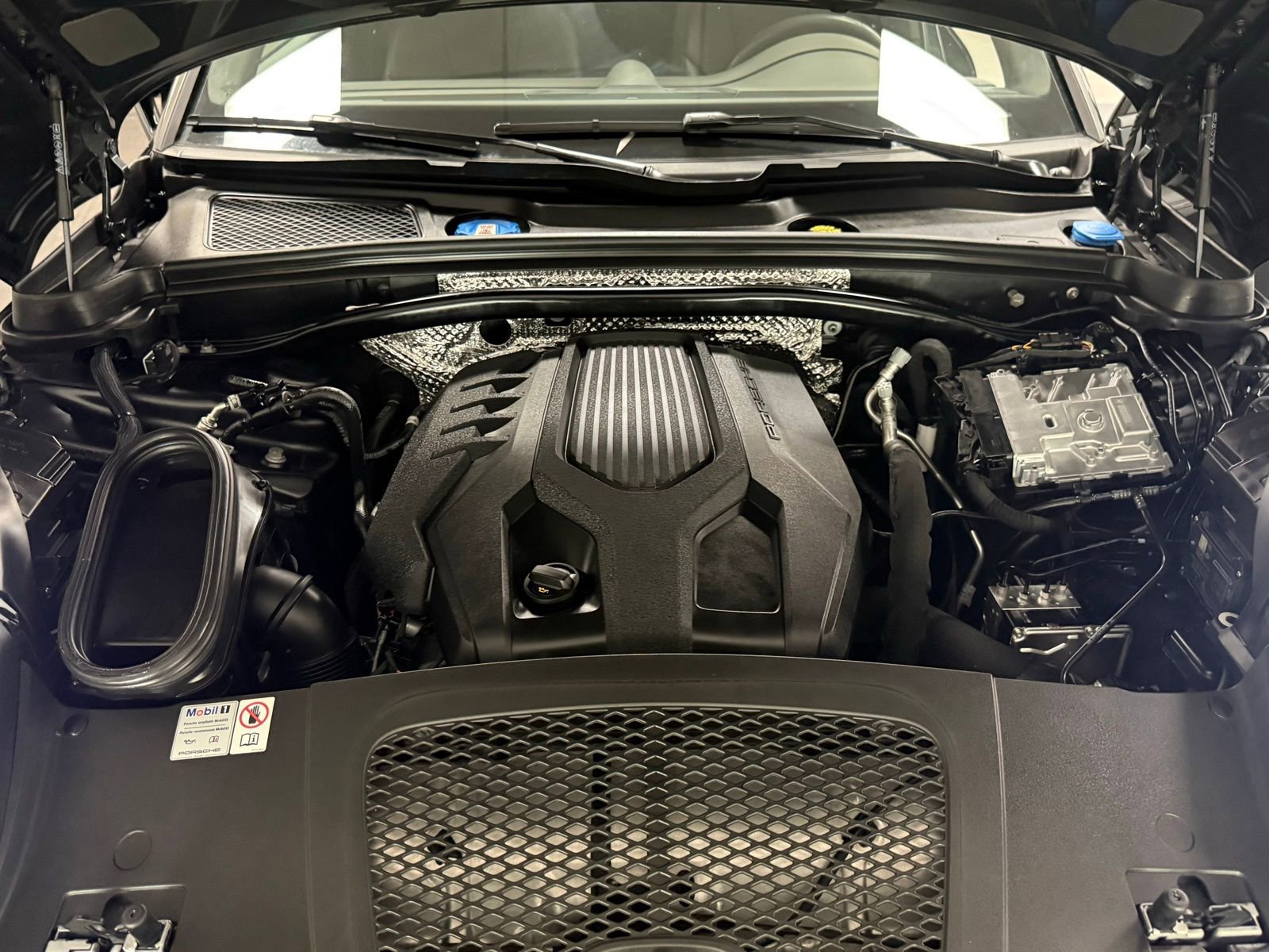 Used 2024 Porsche Macan w/ Premium Plus Package image 40