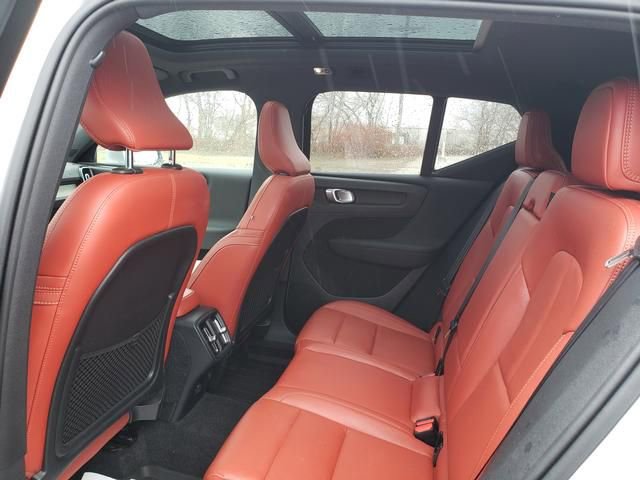 Used 2019 Volvo XC40 T4 Inscription image 13