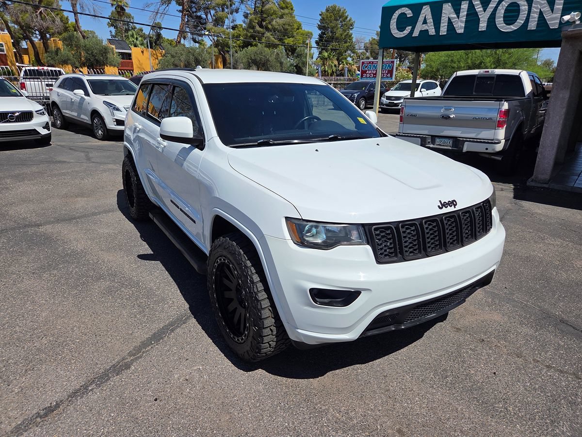 Used 2018 Jeep Grand Cherokee Altitude RWD image 2