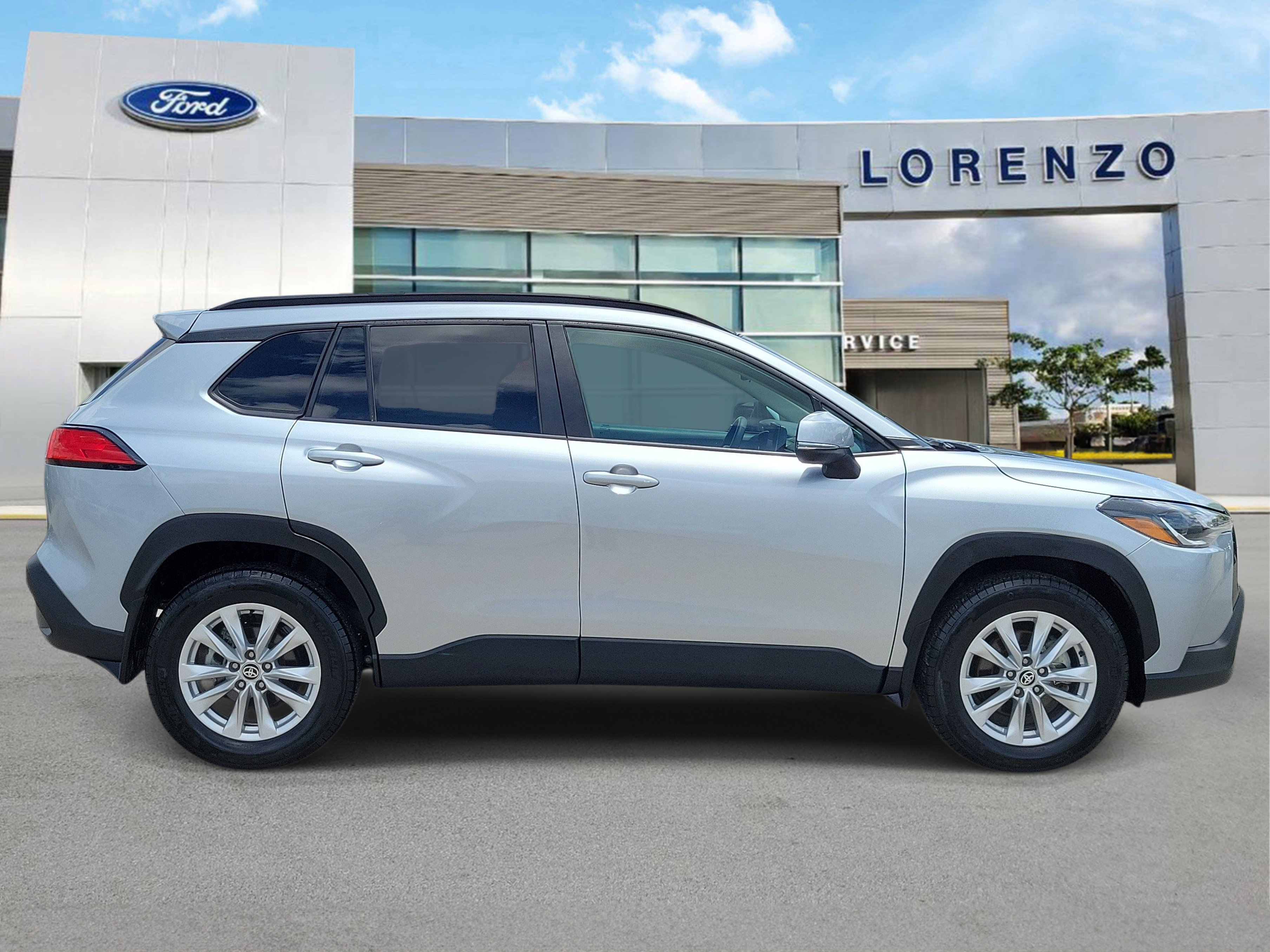 Used 2024 Toyota Corolla Cross LE w/ Moonroof Package FWD image 4