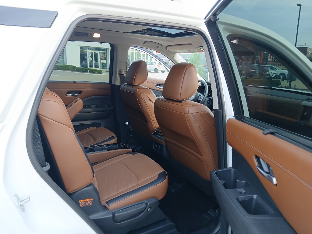 Used 2025 Nissan Pathfinder Platinum FWD image 23