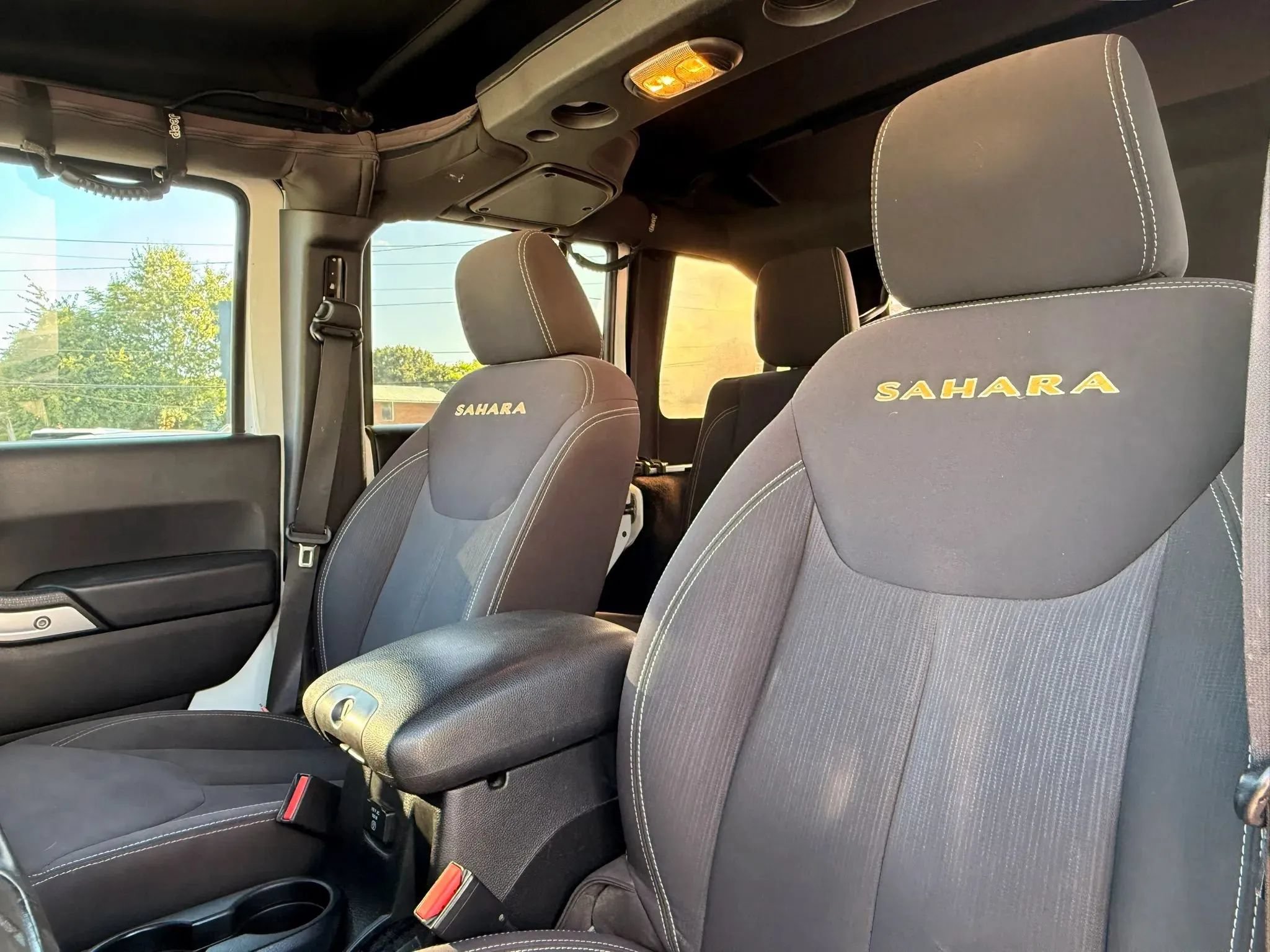 Used 2015 Jeep Wrangler Unlimited Sahara w/ Connectivity Group AWD/4WD image 12