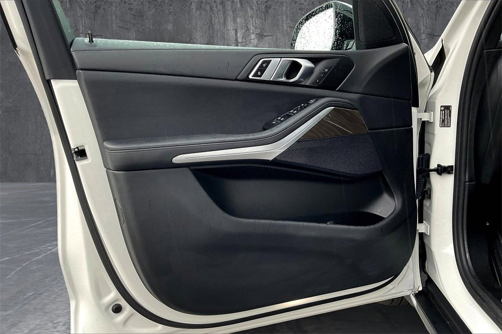 Used 2022 BMW X5 xDrive40i w/ Parking Assistance Package image 17