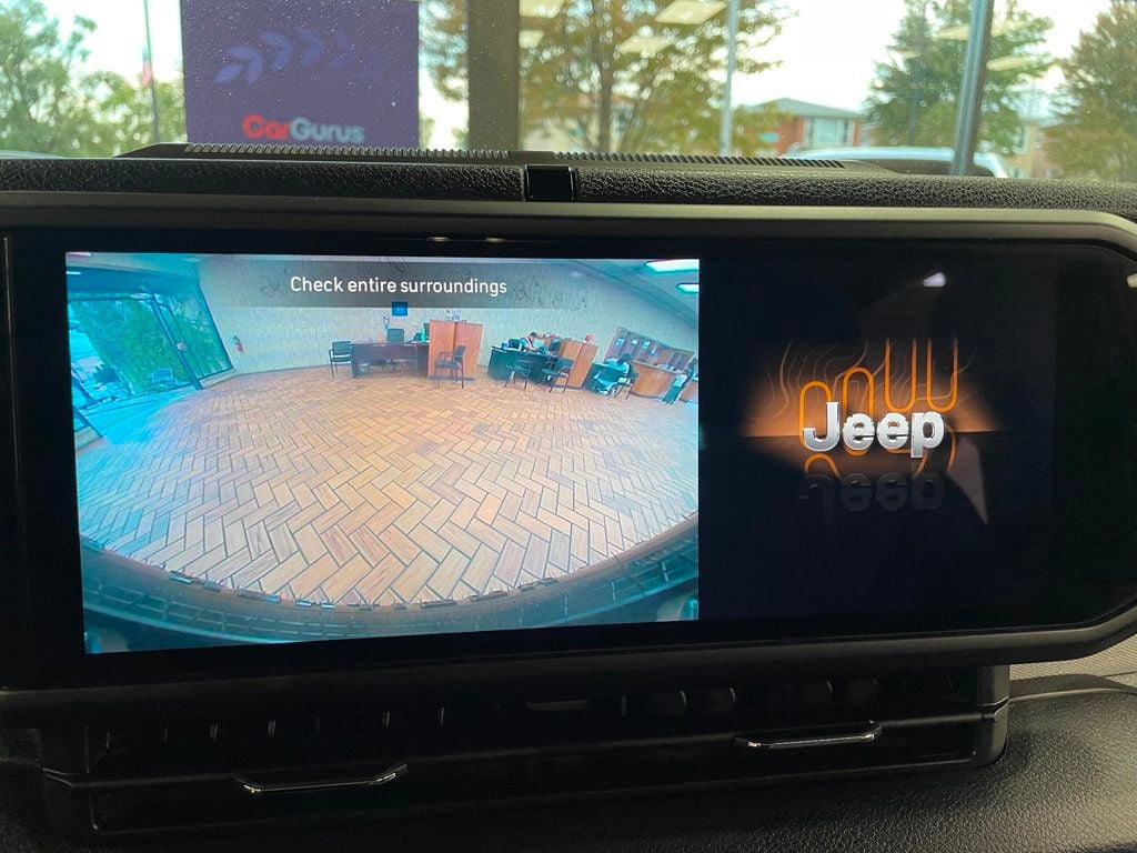 Used 2024 Jeep Wrangler Unlimited AWD/4WD image 33