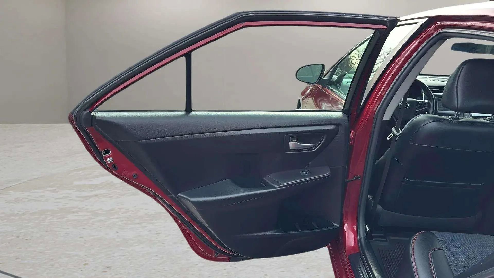 Used 2015 Toyota Camry SE image 13