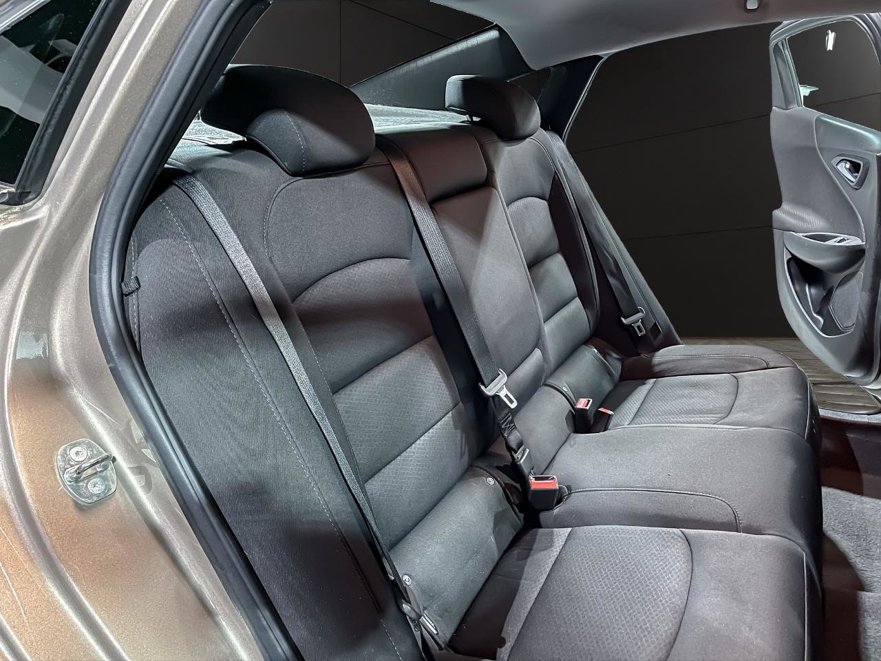 Used 2018 Chevrolet Malibu LT image 17