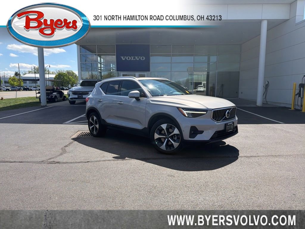Used 2025 Volvo XC40 B5 Plus image 1