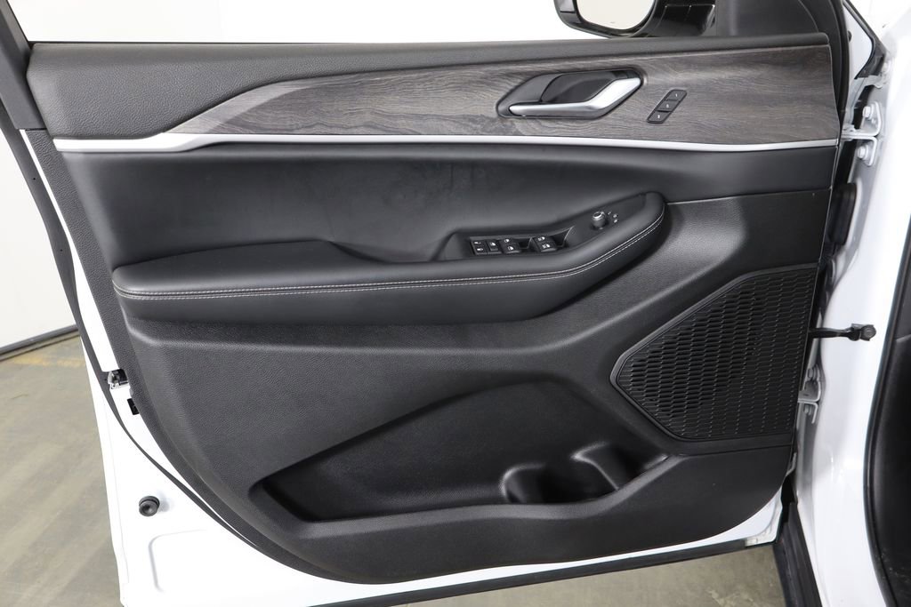 Used 2023 Jeep Grand Cherokee L Limited w/ Black Appearance Package image 22