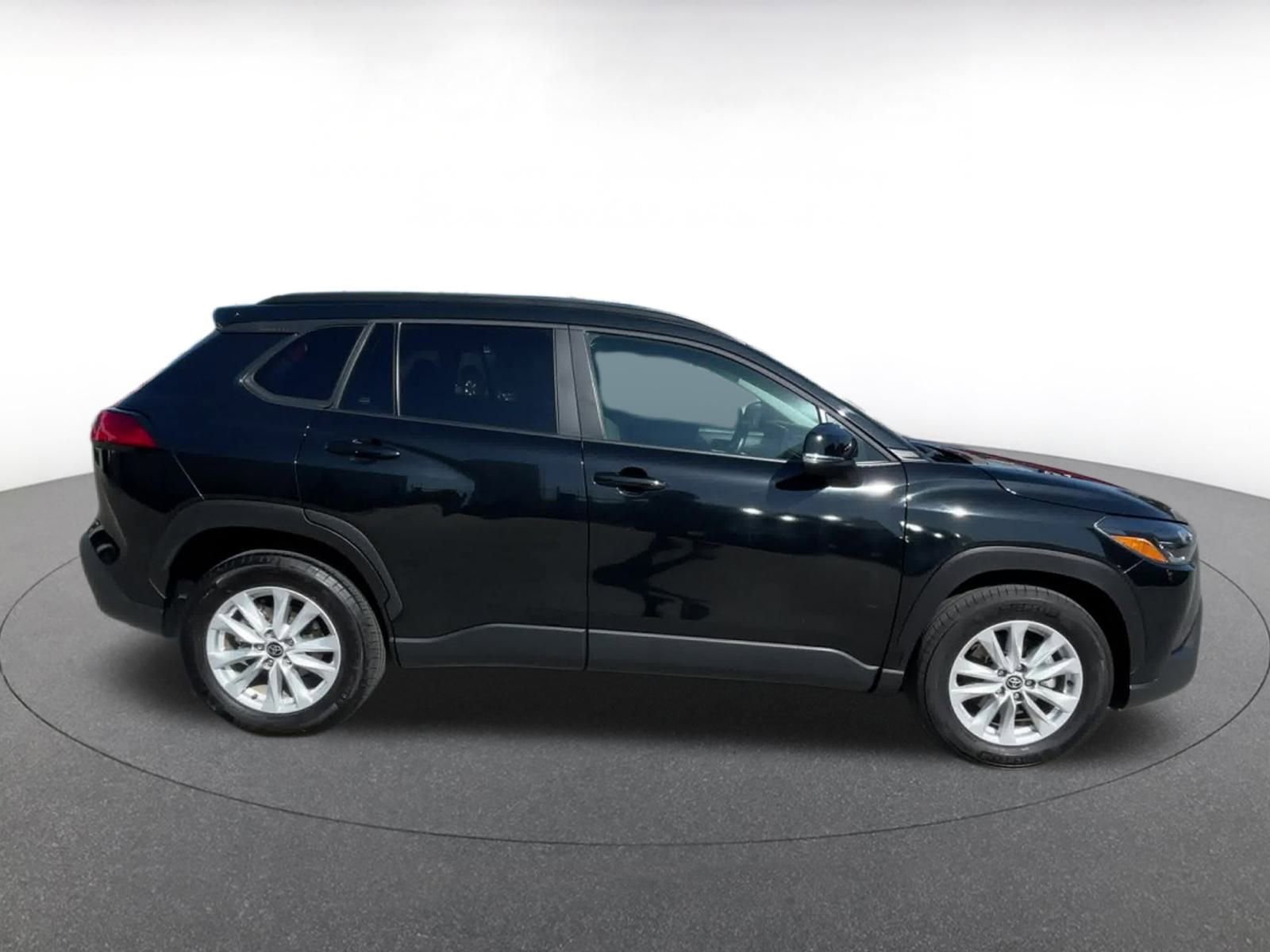 Used 2025 Toyota Corolla Cross LE image 16