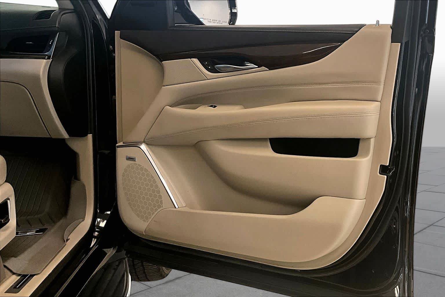 Used 2019 Cadillac Escalade Luxury AWD/4WD image 20
