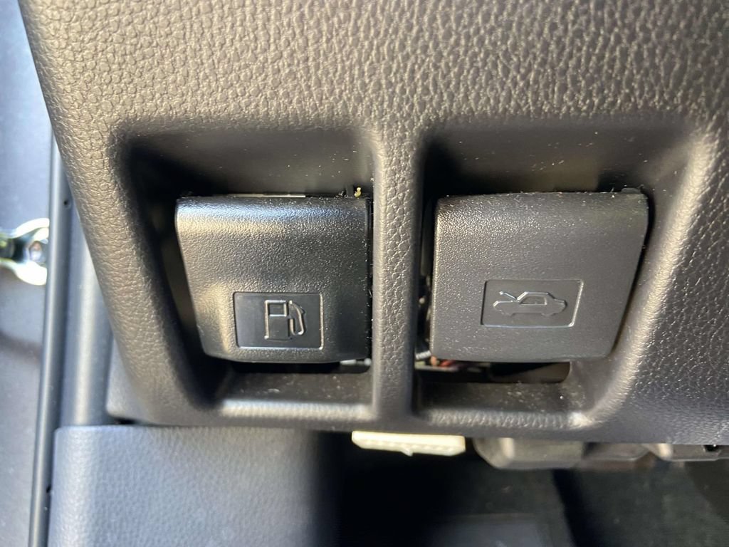 Used 2025 Toyota RAV4 LE AWD/4WD image 30