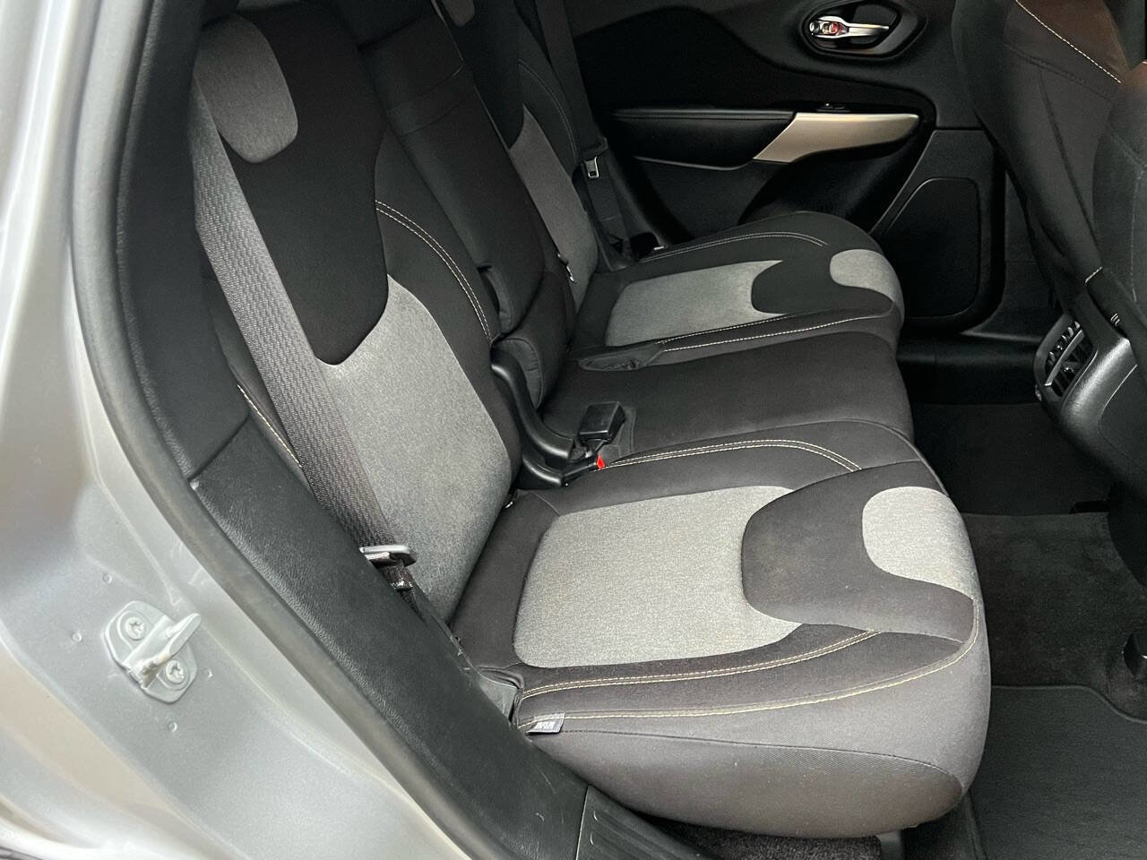Used 2018 Jeep Cherokee Latitude FWD image 17