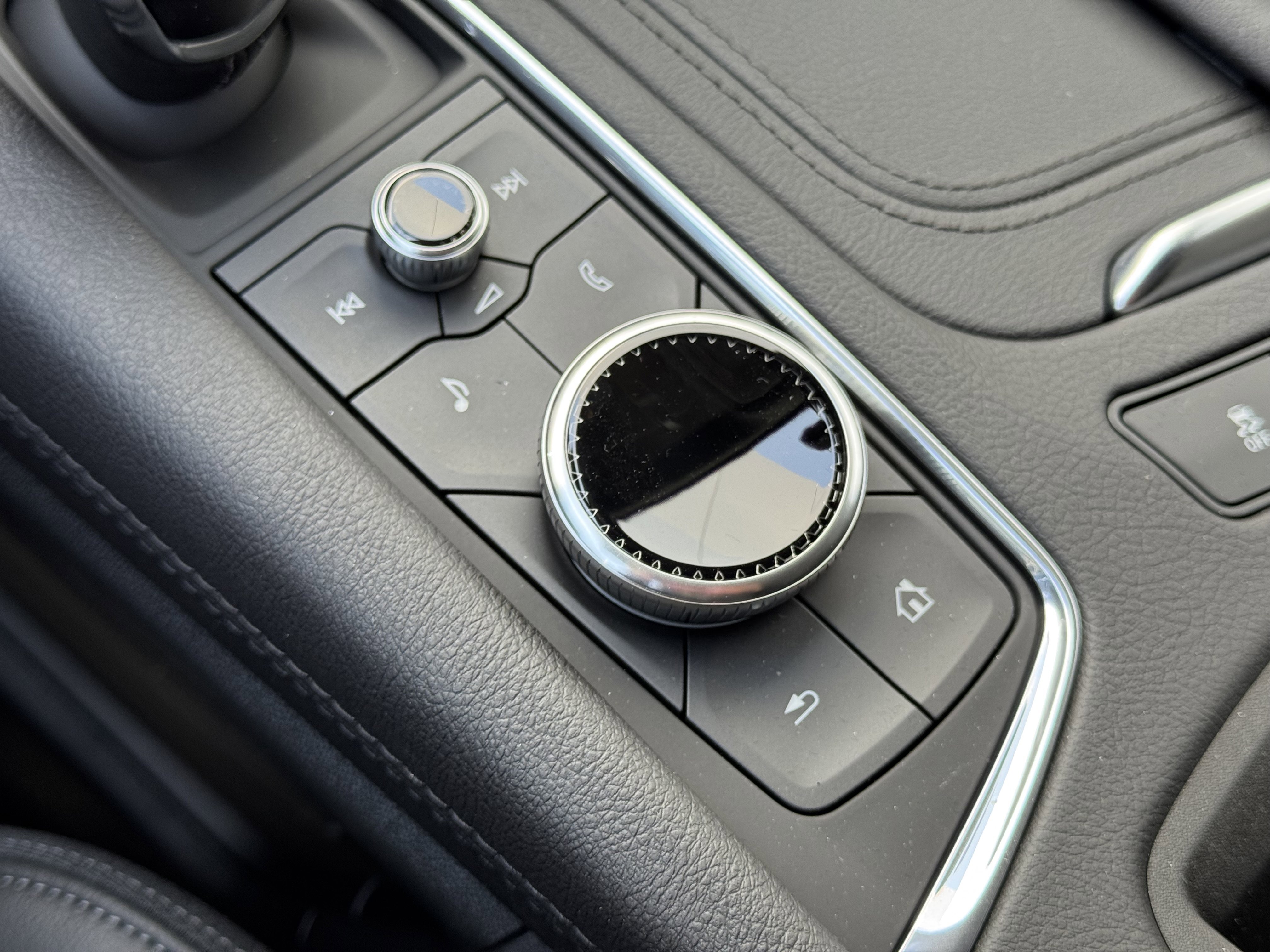 New 2025 Cadillac XT6 Luxury image 27