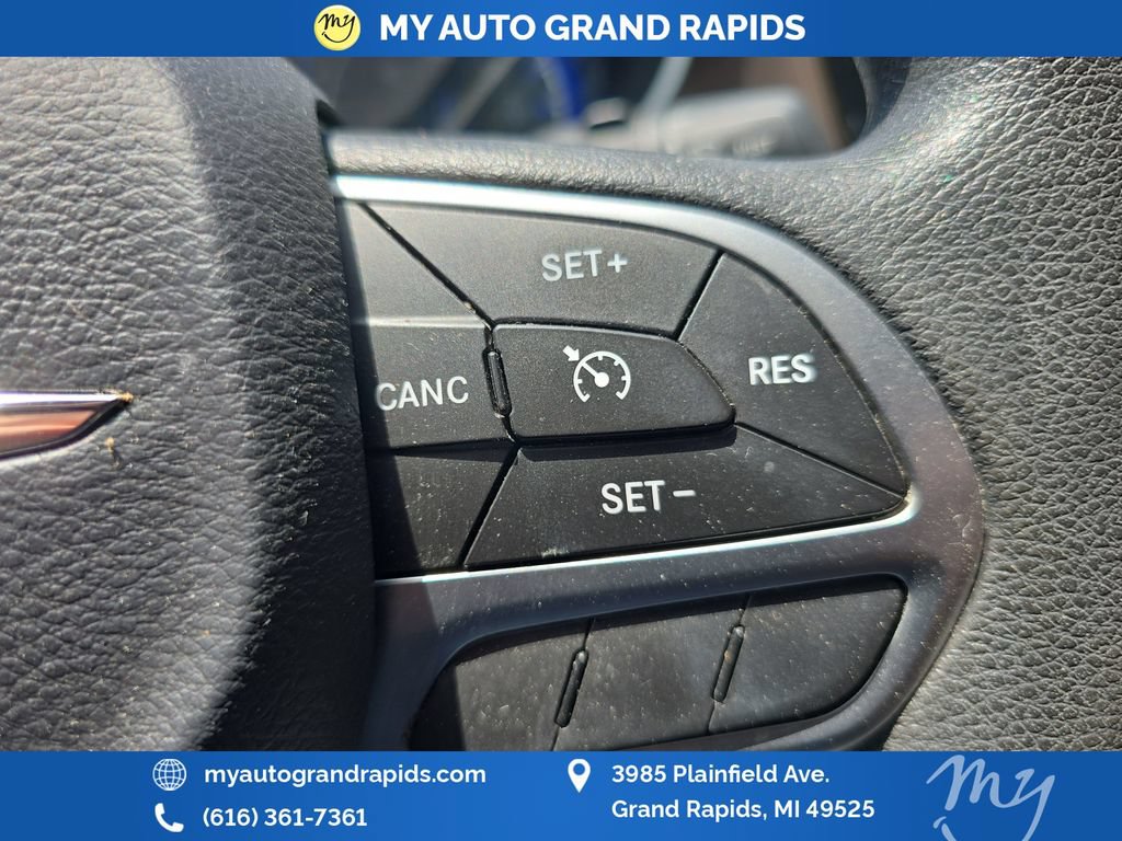 Used 2017 Chrysler Pacifica Touring FWD image 16