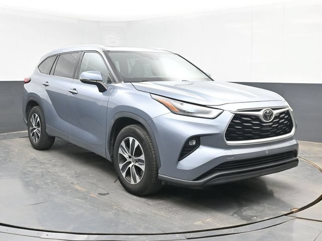 Used 2021 Toyota Highlander XLE FWD image 2