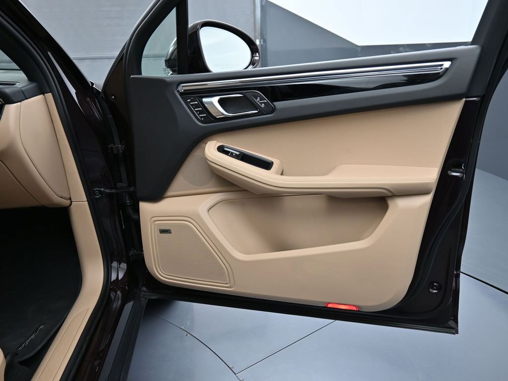 Certified 2025 Porsche Macan image 28