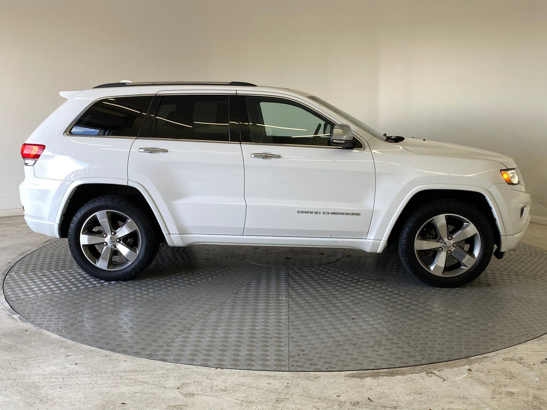 Used 2015 Jeep Grand Cherokee Overland w/ Advanced Technology Group image 8