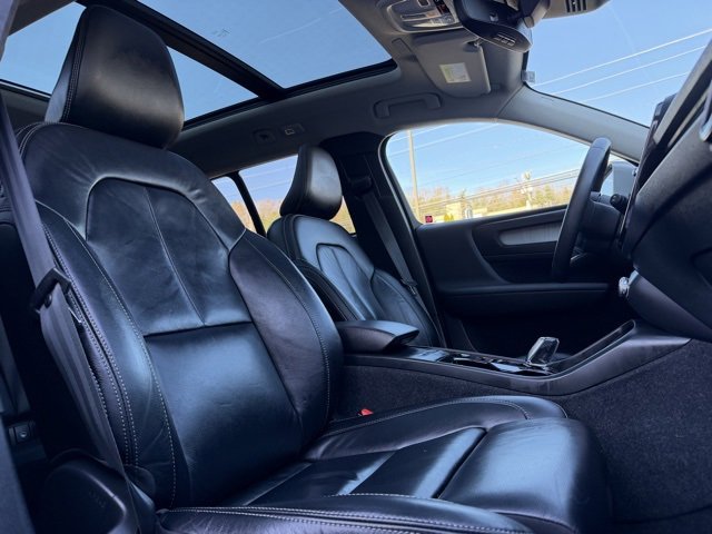 Used 2023 Volvo XC40 B5 Plus image 43