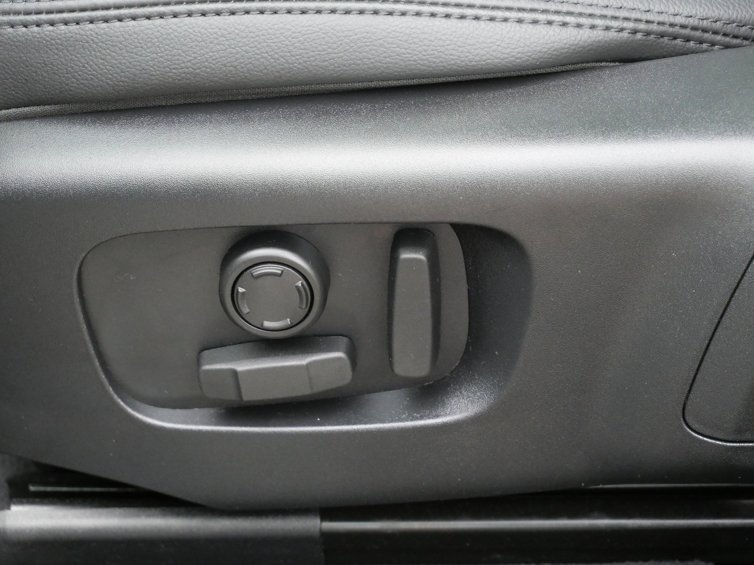 Certified 2026 Land Rover Range Rover Velar S AWD/4WD image 15