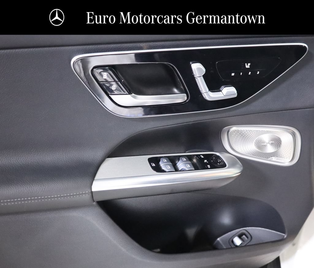 Used 2023 Mercedes-Benz GLC 300 4MATIC w/ AMG Line image 9