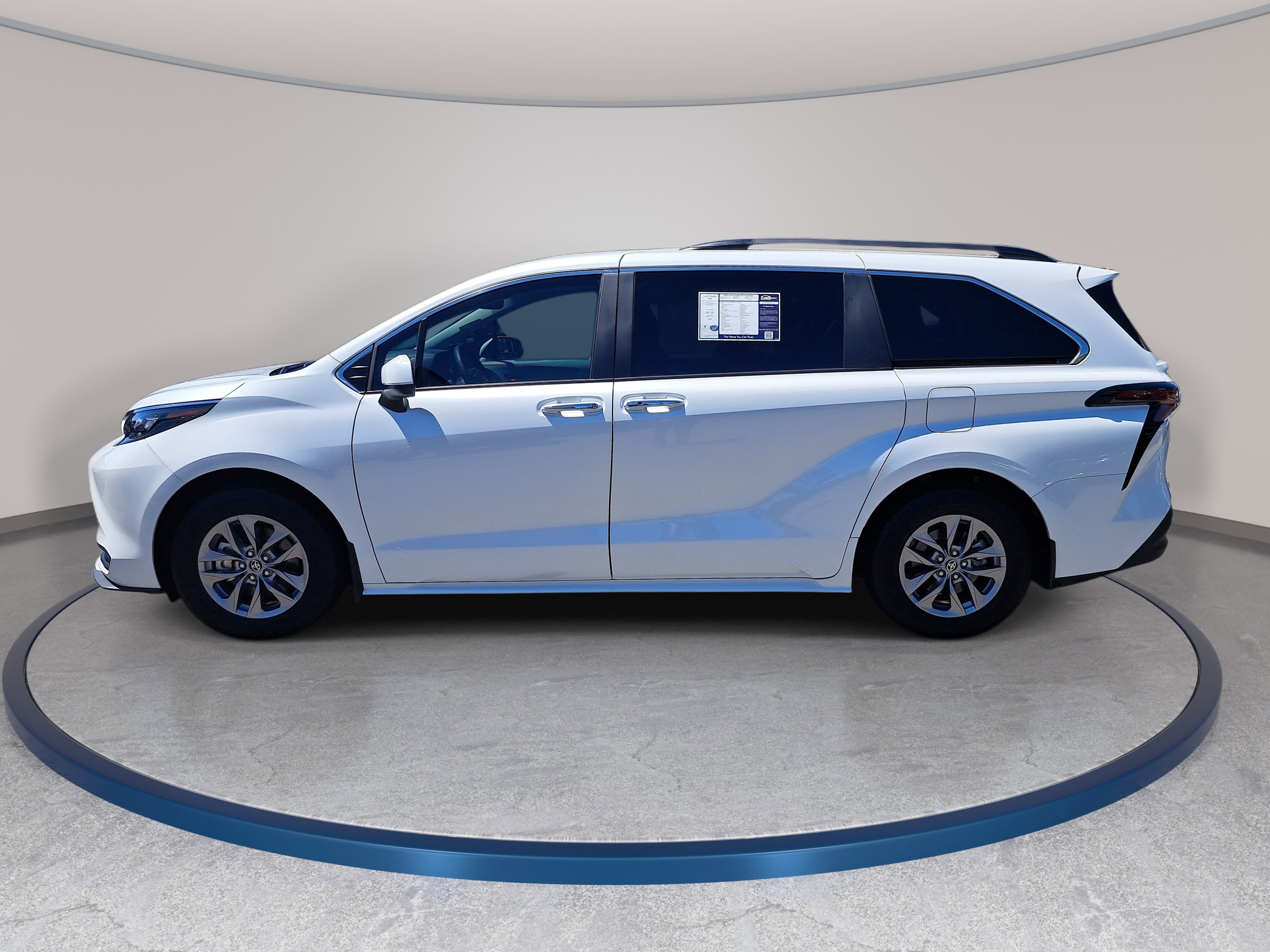 Used 2025 Toyota Sienna XLE FWD image 8