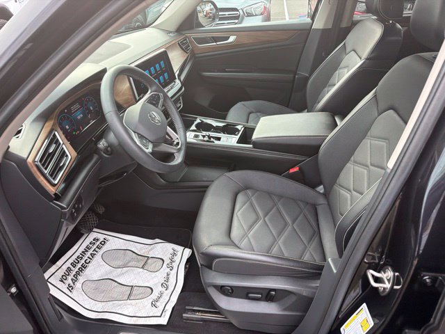Used 2024 Volkswagen Atlas SE w/ Black Wheel Package AWD/4WD image 5