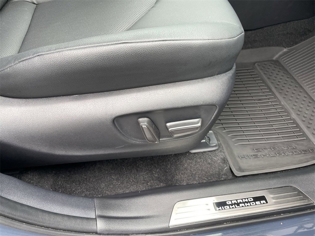 Used 2025 Toyota Grand Highlander AWD image 35