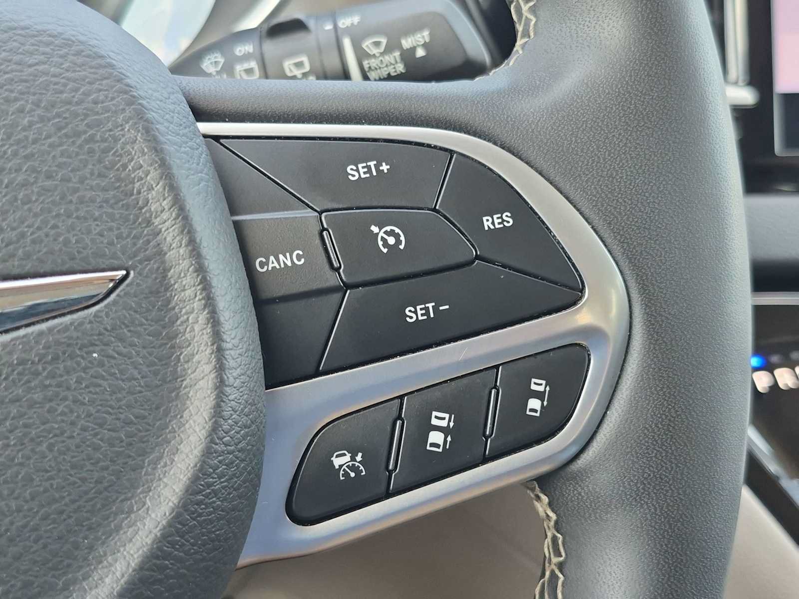 Used 2024 Chrysler Pacifica Touring-L FWD image 24