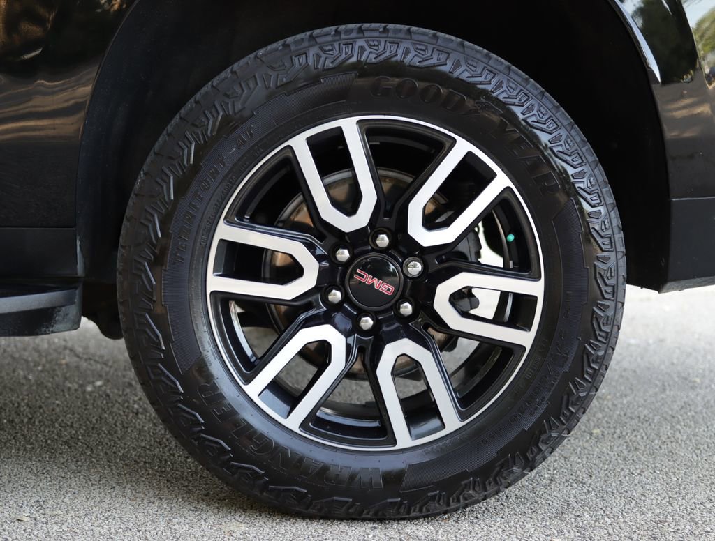 Used 2024 GMC Yukon XL AT4 w/ Technology Package AWD/4WD image 43