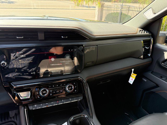 Used 2025 GMC Sierra 2500 AT4 w/ AT4 Premium Plus Package AWD/4WD image 11