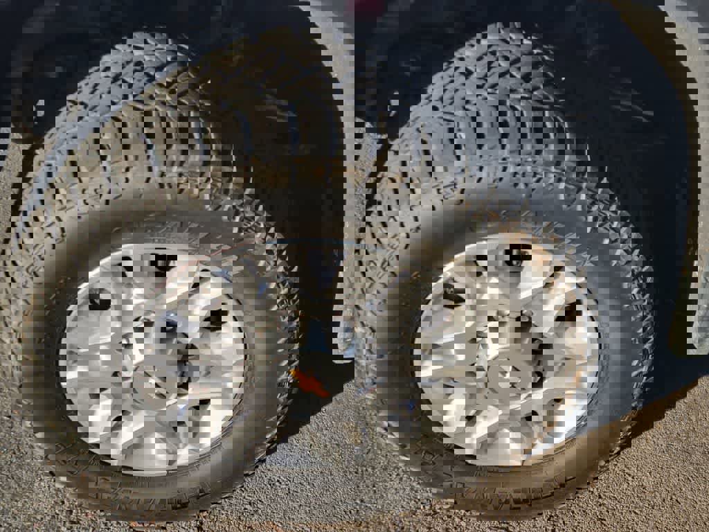 Used 2023 Chevrolet Silverado 2500 LT w/ Convenience Package image 2