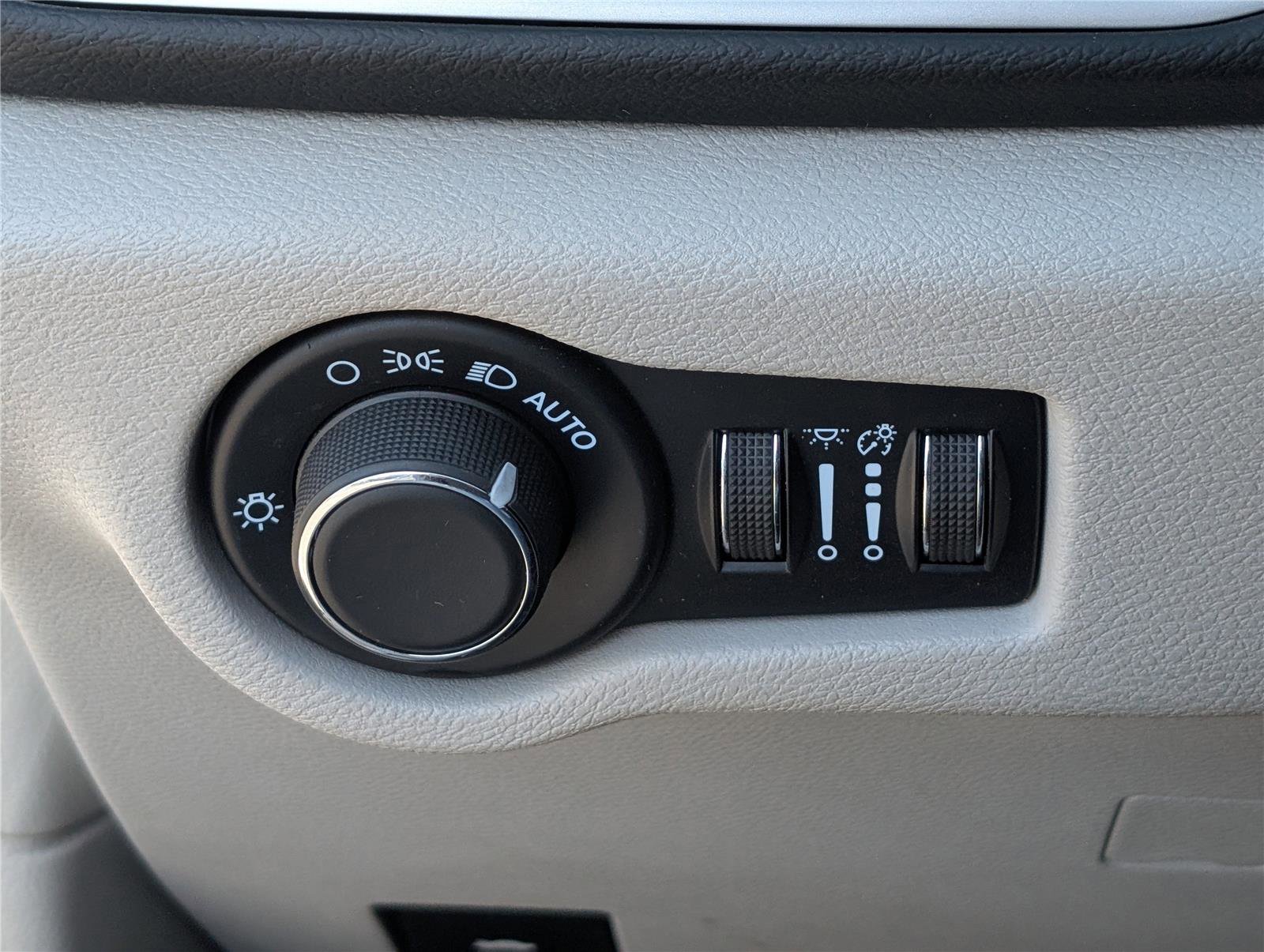 Used 2023 Chrysler Voyager LX image 22