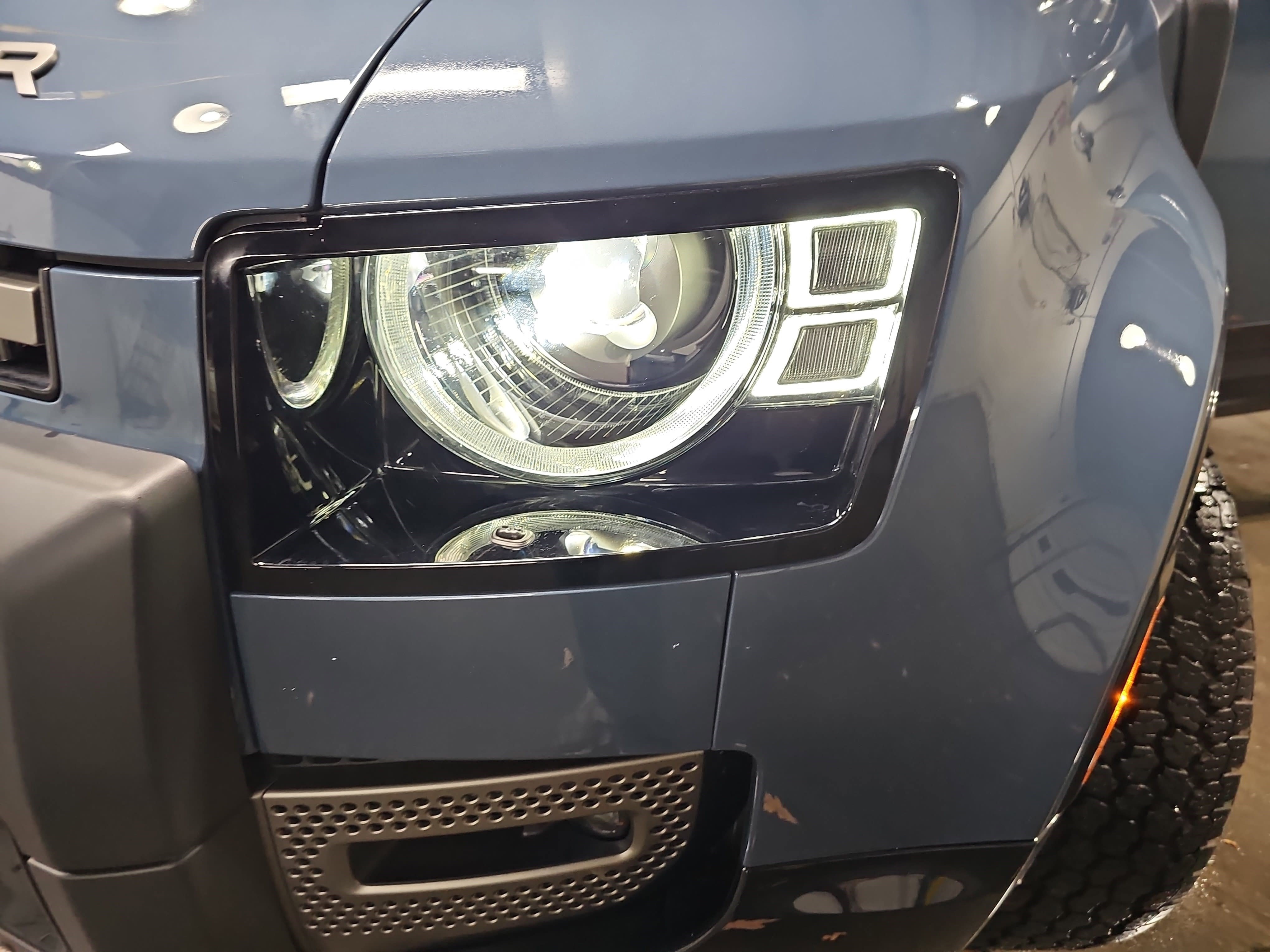 Used 2025 Land Rover Defender 90 X-Dynamic SE image 34