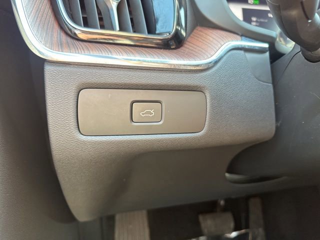 Used 2023 Volvo XC60 B5 Plus image 30