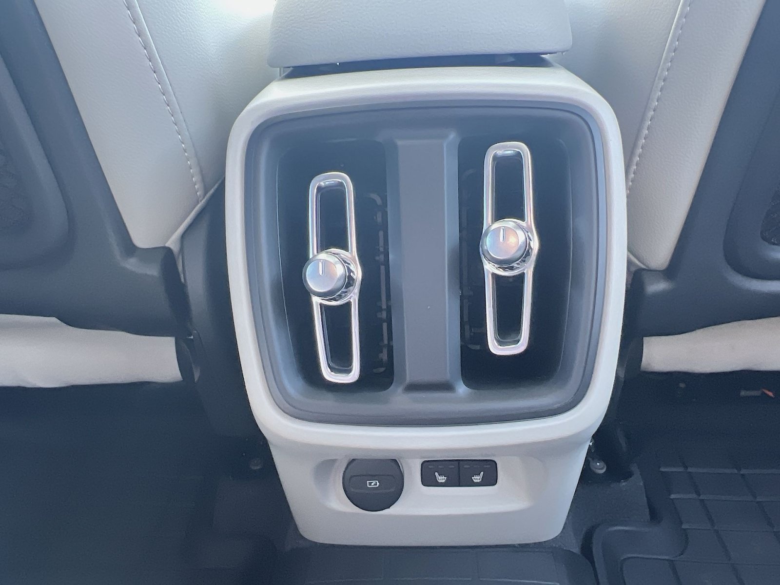 Certified 2024 Volvo XC40 B5 Ultimate w/ Protection Package Premier AWD/4WD image 23