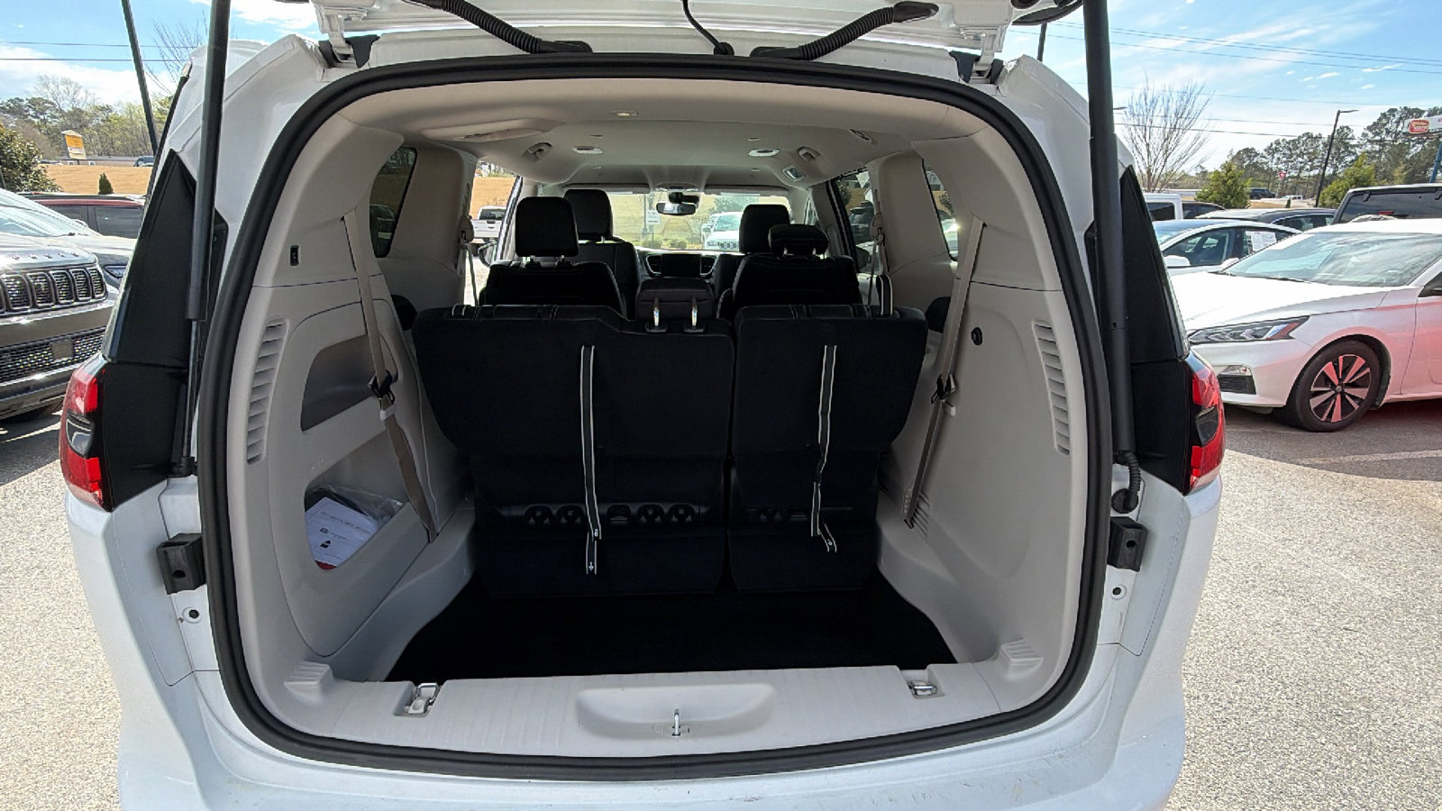 Used 2024 Chrysler Pacifica Touring-L image 13