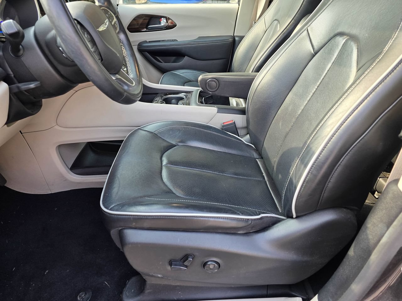 Used 2022 Chrysler Pacifica Limited w/ Uconnect Theater Family Group FWD image 13
