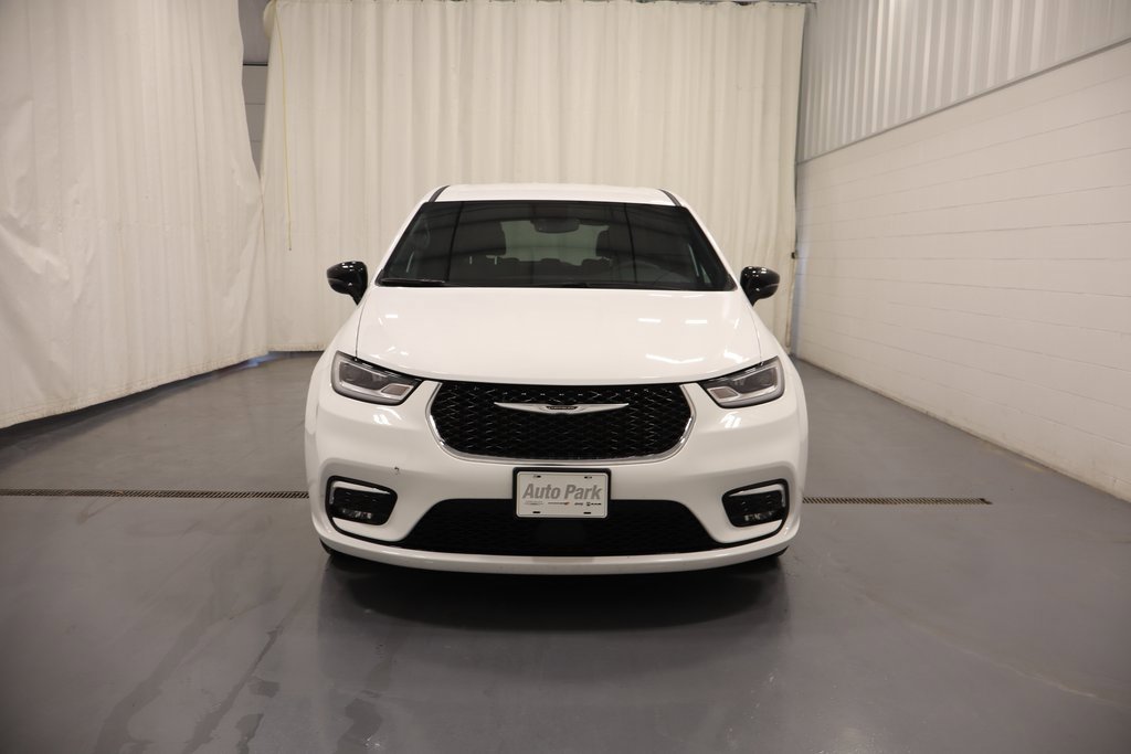 Used 2025 Chrysler Pacifica Select image 3