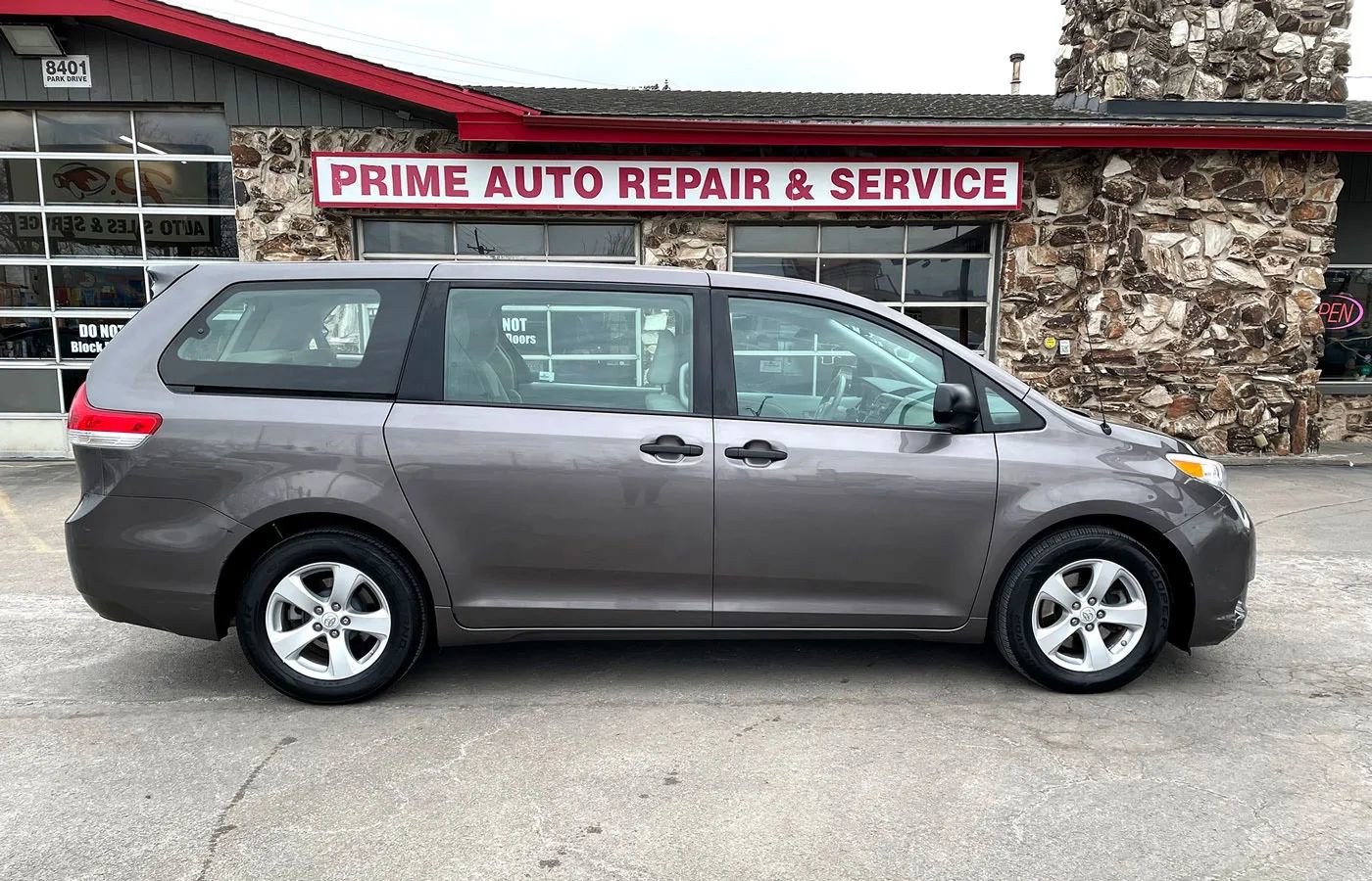 Used 2012 Toyota Sienna w/ Towing Pkg FWD image 8