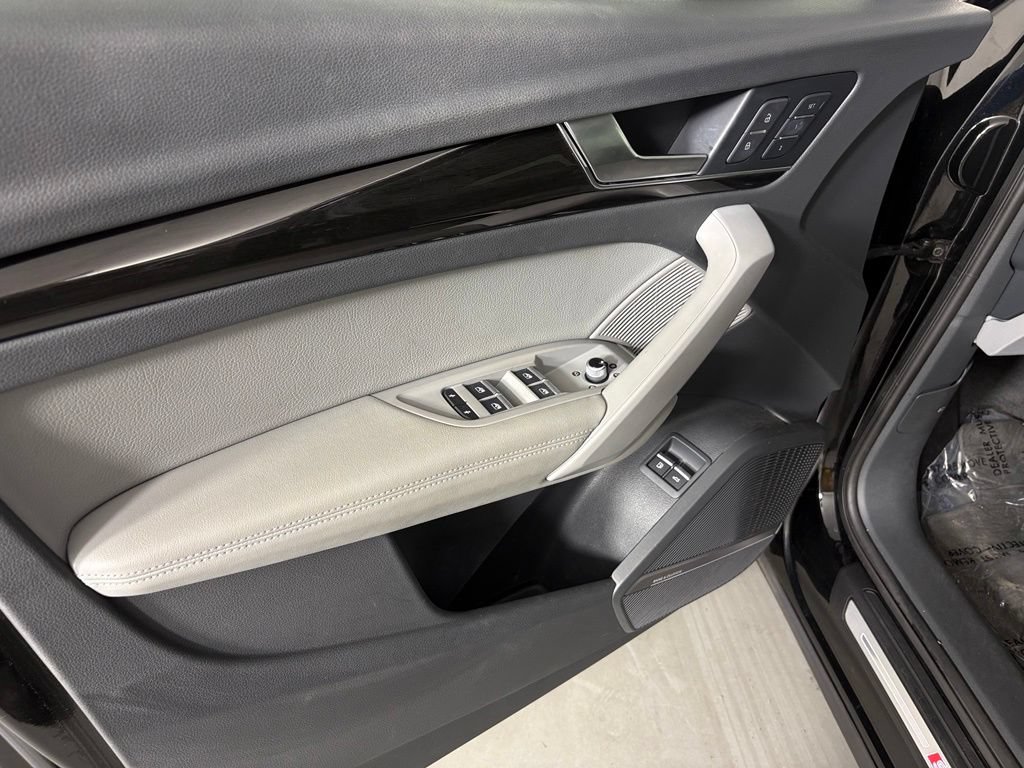 Used 2020 Audi Q5 e Premium Plus w/ Premium Plus Package AWD/4WD image 11