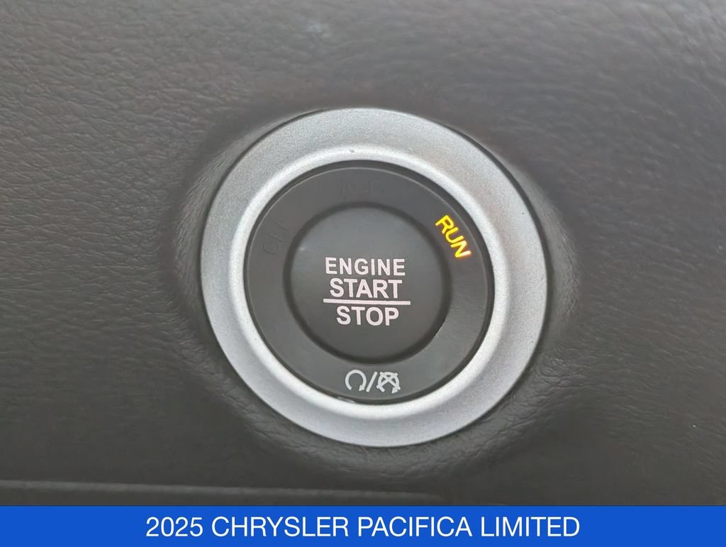 Used 2025 Chrysler Pacifica Limited FWD image 29