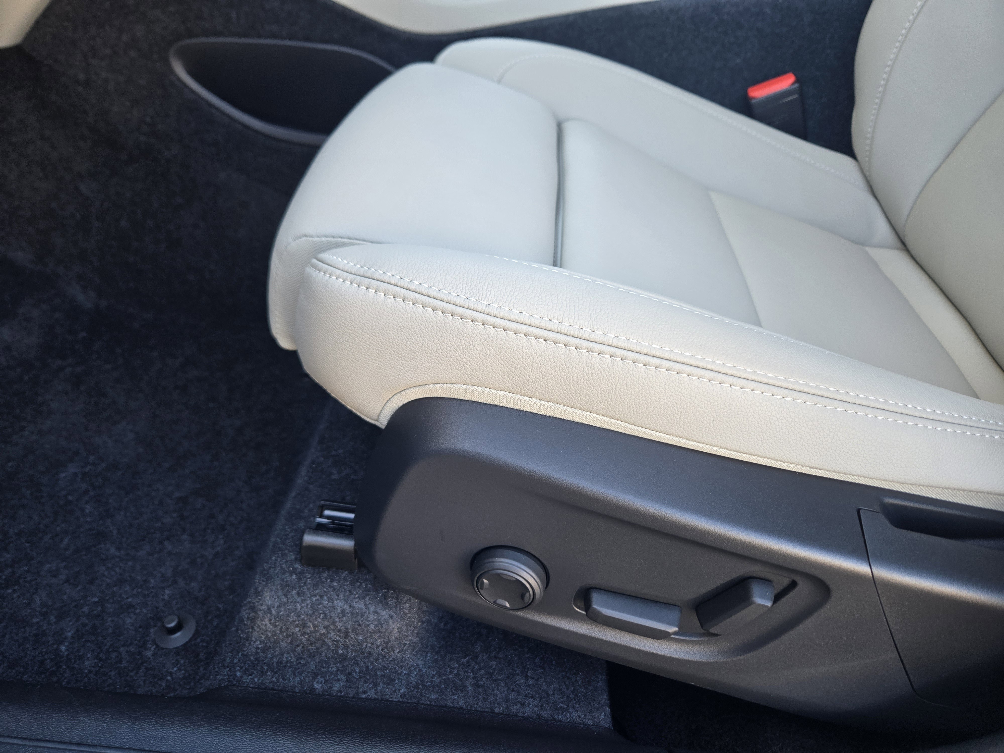 New 2026 Volvo XC40 B4 Plus w/ Protection Package Premier image 26