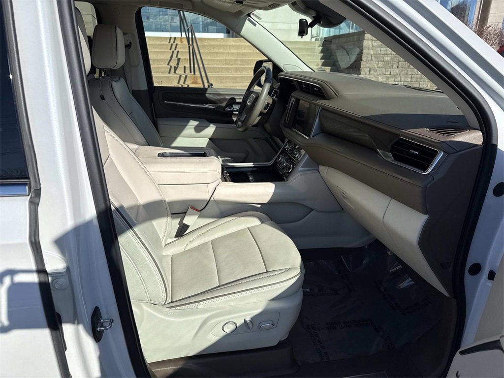 Used 2023 GMC Yukon Denali w/ Advanced Technology Package image 11