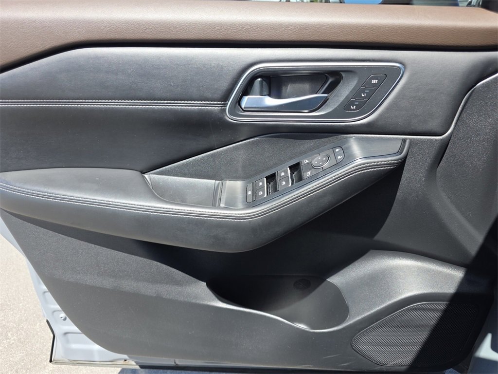 Used 2022 Nissan Rogue Platinum w/ Head-Up Display Package image 25