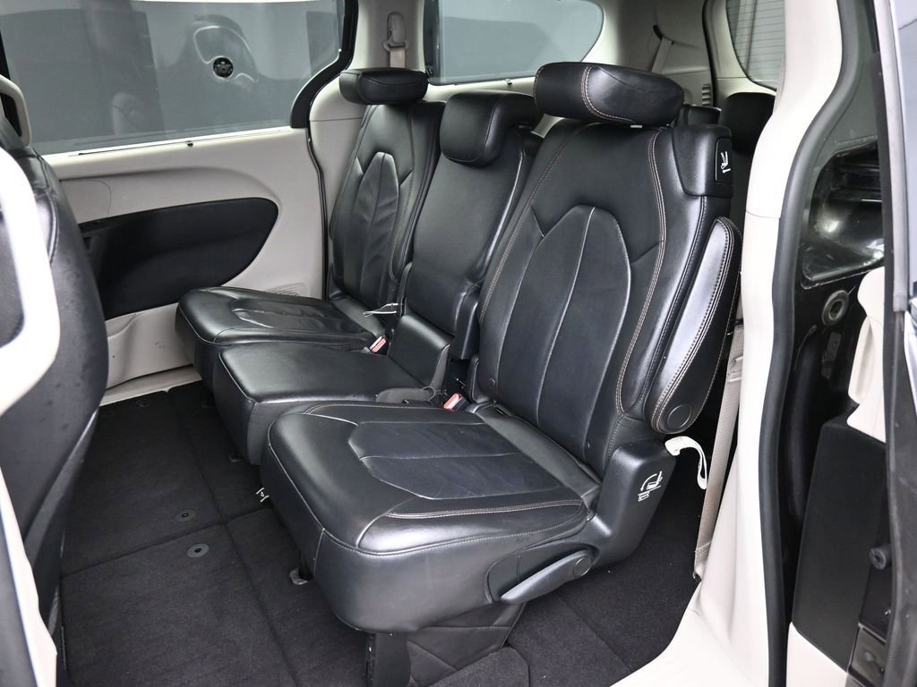 Used 2017 Chrysler Pacifica Touring-L image 21